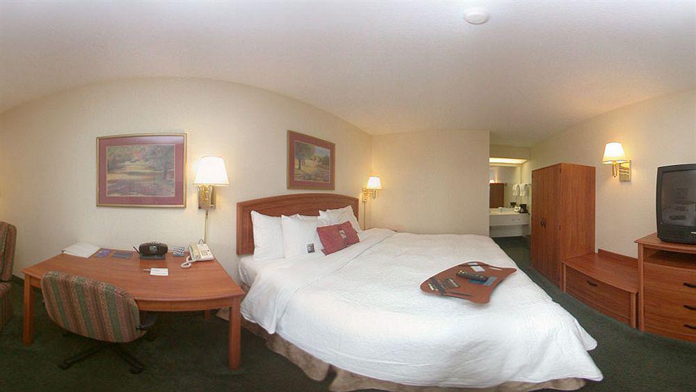 Hampton Inn & Suites By Hilton Moncton Exterior foto